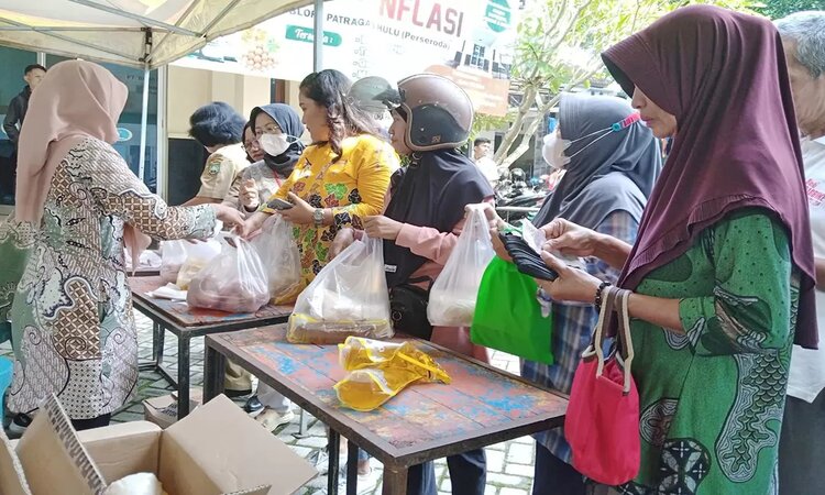 Beberapa pegawai pemerintah berseragam dinas yang terpantau ikut mengantre pasar murah di halaman PT BPH pada hari Selasa (26/3) kemarin./Istimewa/Radar Bojonegoro - Image