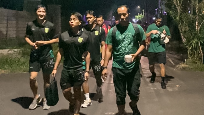 PENUHI NAZAR: Uston Nawawi (depan kanan) turut jalan kaki dari stadion menuju hotel setelah atasi Arema FC. (persebaya.id) - Image
