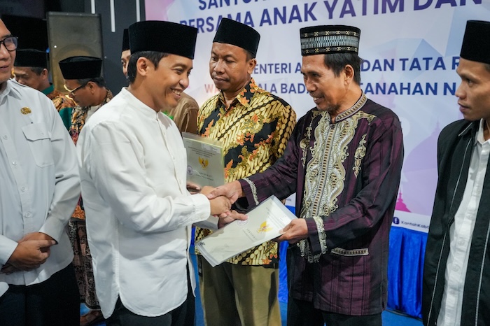 Wakil Menteri Agraria dan Tata Ruang/Badan Pertanahan Nasional (ATR/BPN), Raja Juli Antoni, pada saat melaksanakan penyerahan sertipikat tanah wakaf di Gresik, Jawa Timur, pada Rabu, (27/3). - Image