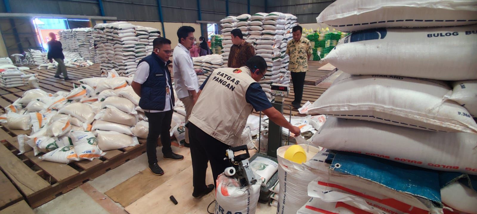 Satgas Pangan Polri melakukan pengawasan terkait stabilisasi harga ketersediaan pangan selama Puasa Ramadan dan jelang Lebaran Hari Raya Idul Fitri 1445 Hijriyah/2024 di Kepulauan Bangka Belitung. - Image