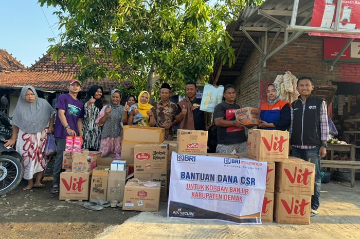 Warga terdampak banjir di Kudus dan Demak, Jawa Tengah menerima bantuan dari BRI Insurance. - Image