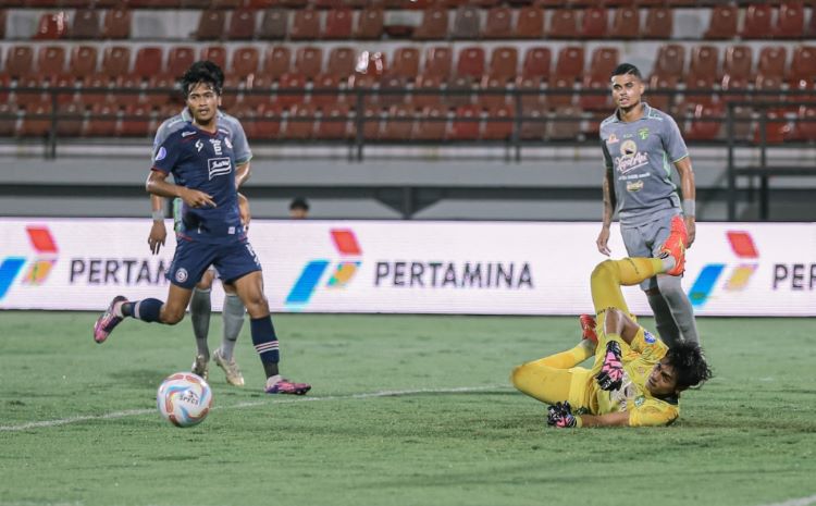 Andhika Ramadhani saat menghalau serangan dari lini serang Arema FC. (Persebaya) - Image