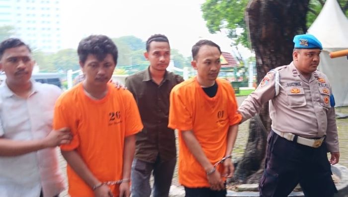Polisi menangkap tiga pria yang menjadi pelaku pengeroyokan terhadap seorang anggota TNI bernama Prada Lukman di Pasar Cikini, Jakarta Pusat - Image