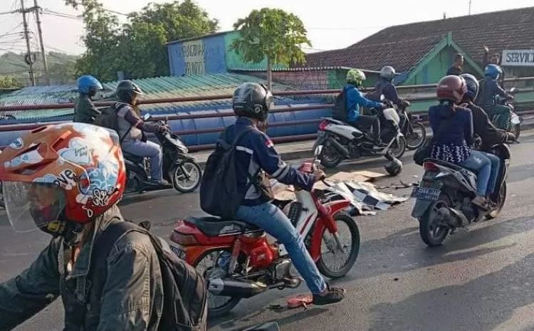 TRAGIS: Jenazah korban tergeletak di Jalan Kalianak, Surabaya, Rabu (27/3). (IST) - Image