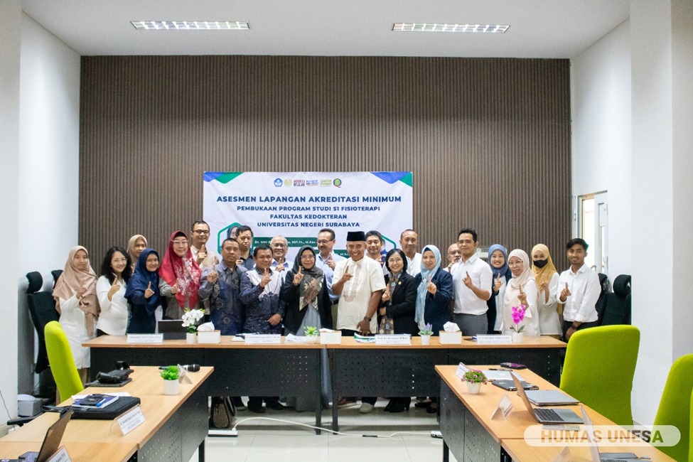 Tim Asesor LAM-PTKes bersama Rektor Unesa Prof. Dr. Nurhasan, M.Kes dan jajaran pimpinan UNESA saat visitasi Prodi S1 Fisioterapi Fakultas Kedokteran UNESA. - Image