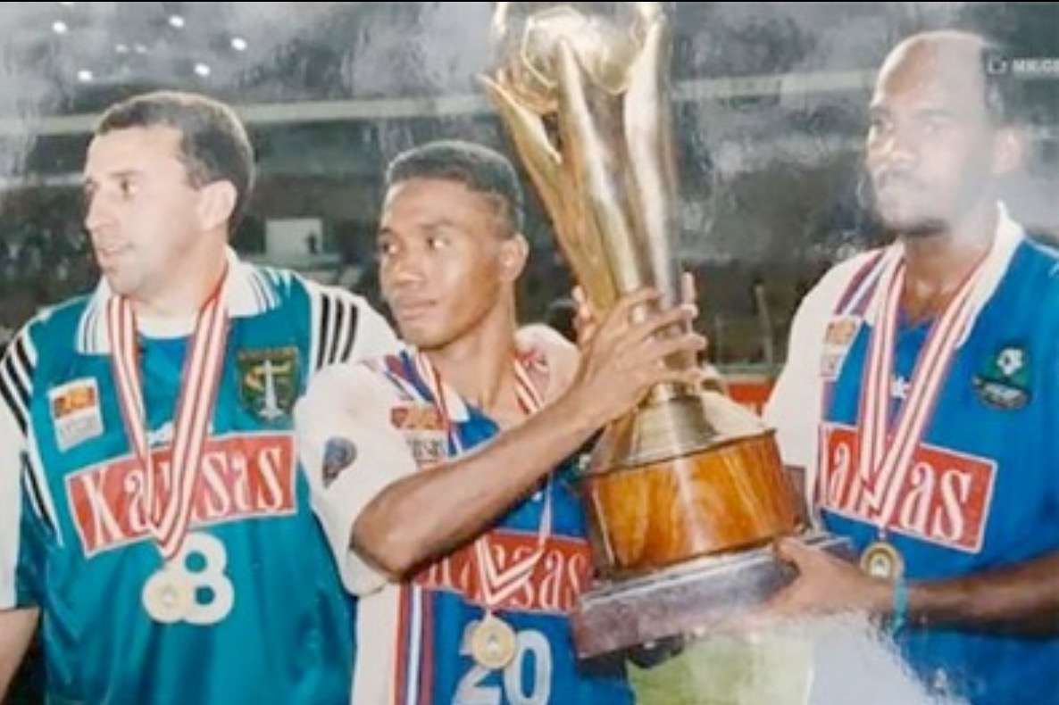 Justino Pinheiro (kanan) bersama Khairil Anwar memegang piala. Tampak juga Carlos de Mello (kiri). - Image