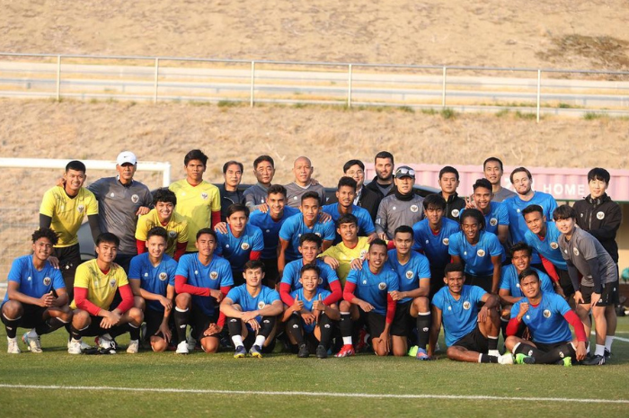 TERUS BERPROSES: Andhika Ramadhani (jersey kuning di bawah STY) ketika mengikuti pemusatan latihan bersama Timnas Indonesia U-23 di bawah komando Shin Tae-yong. (Instagram Andhika Ramadhani) - Image