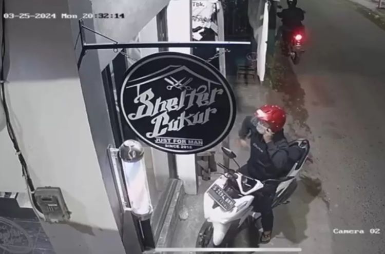 NEKAT : Maling motor terekam CCTV saat beraksi. (DIKY PUTRA SANSIRI/RADAR SIDOARJO) - Image