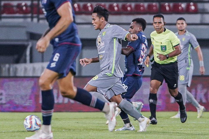 WASIT KONTROVERSIAL: Wasit Derbi Jatim, Gedion Dapaherang, masuk 4 besar wasit yang paling sering berikan penalti di Liga 1 Indonesia 2023/2024. (Persebaya Surabaya) - Image