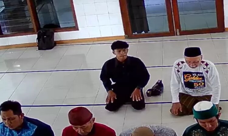 Tangkapan layar rekaman CCTV masjid yang memperlihatkan pelaku TY berpura-pura ikut sholat berjemaah sebelum mencuri tas. /Radar Surabaya - Image