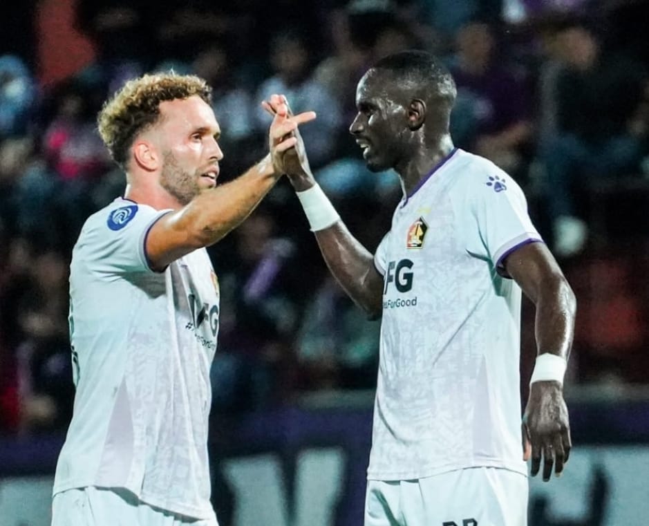 Penyerang Persik Flavio Silva (kanan) merayakan gol yang dicetaknya ke gawang Persikabo 1973 bersama Ze Valente - Image