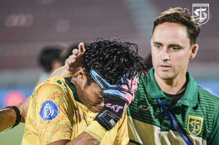 BERUSAHA RAIH YANG TERBAIK: Paul Munster berusaha meracik strategi untuk Persebaya Surabaya di tengah jadwal bulan Ramadhan. (Persebaya Surabaya) - Image