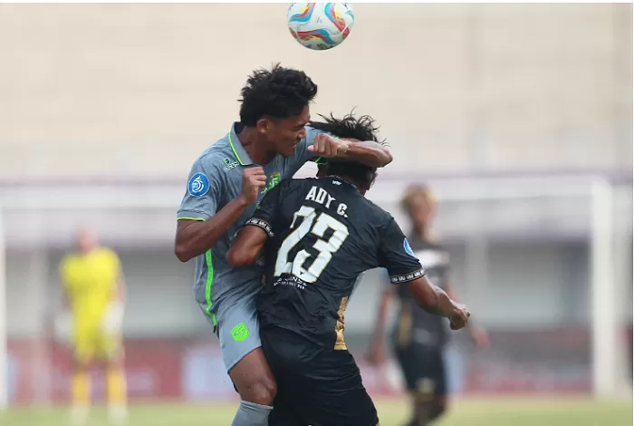 TEGANG: Pemain Dewa United Ady Setiawan (kanan) berebut bola dengan Arief Catur pada laga lanjutan Liga 1 di Stadion Indomilk Arena, Tangerang, Banten, Sabtu 30 September 2023. (jawapos) - Image