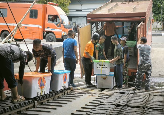 BPBD Jatim berkolaborasi dengan relawan dan TNI AL kirimkan bantuan untuk pengungsi terdampak gempa Bawean. - Image