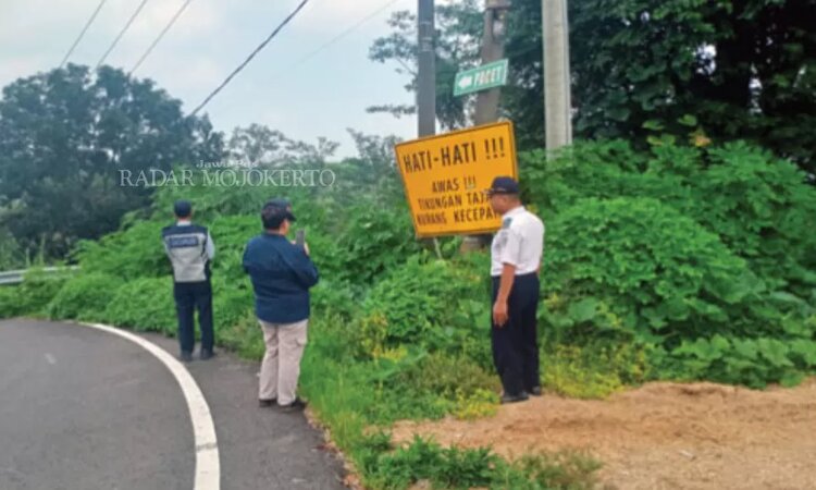 Pengecekan jalur Mojokerto-Batu di Kecamatan Pacet dilakukan oleh tim UPT P3 LLAJ Mojokerto pada hari Rabu (27/3) lalu. - Image