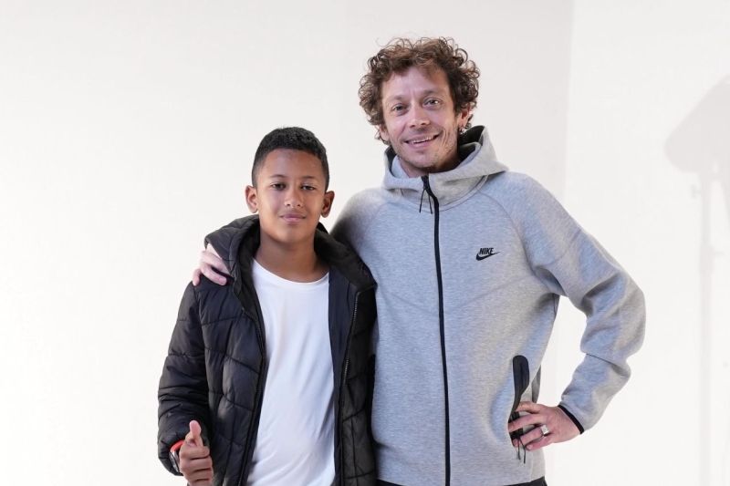 Pembalap gokart Indonesia Qarrar Firhand Ali (kiri) berpose dengan Valentino Rossi (kanan), di Italia, Jumat (29/3/2024) - Image