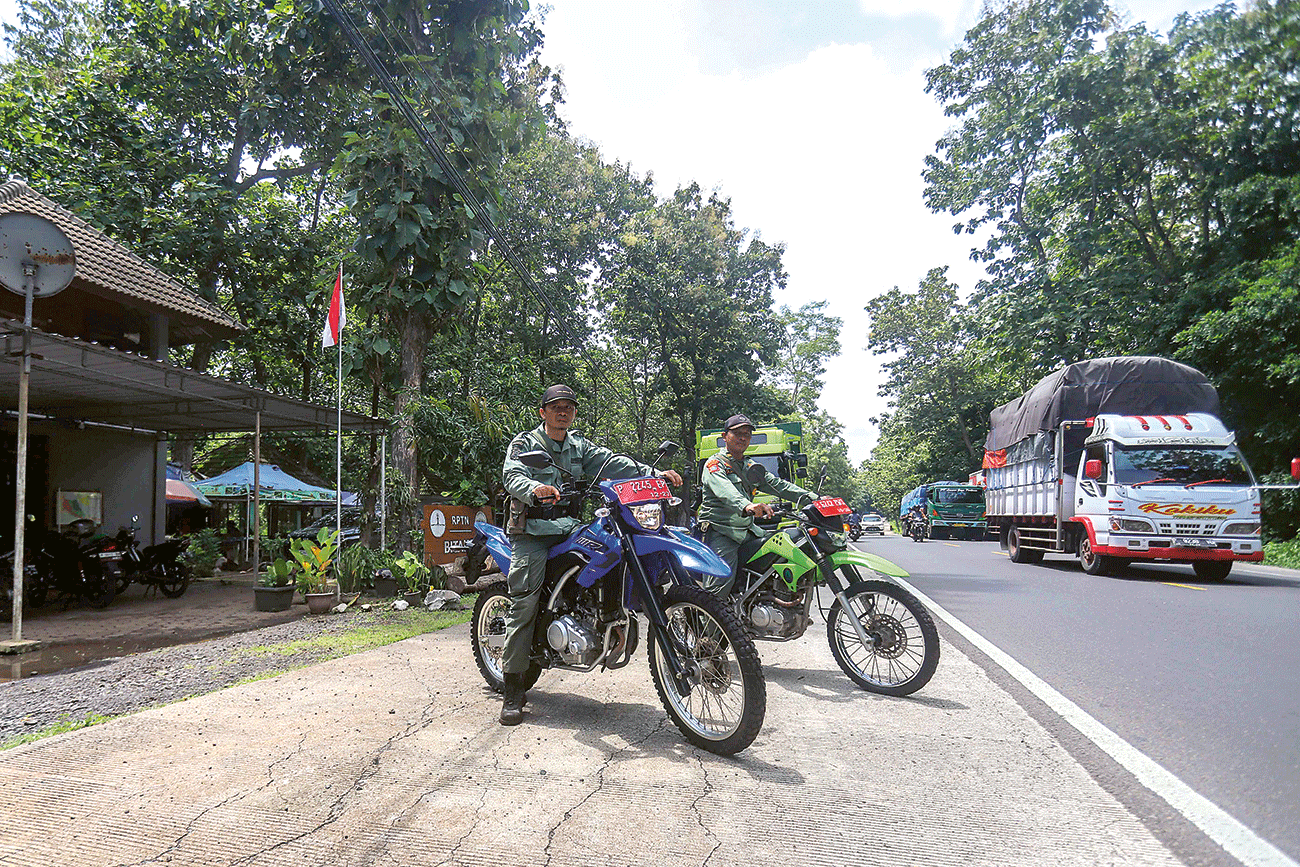 NAIK MOTOR TRAIL: Kepala RPTN Bitakol M. Nur Khuzaeni (kiri) dan anggotanya, Supriyadi, hendak patroli memantau hutan Baluran, Situbondo, dari Kantor Restort Bitakol. - Image