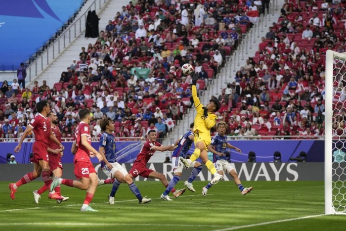 CEMERLANG: Aksi Ernando Ari saat menghadapi Jepang di Grup D Piala Asia 2023, di Al Thumama Stadium, Rabu 24 Januari 2024. (AP Photo/Thanassis Stavrakis) - Image