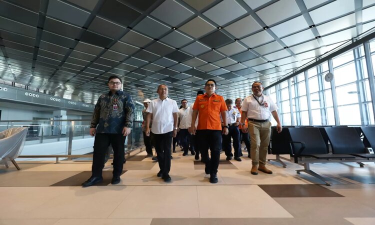 Para pejabat mengecek kesiapan Bandara Dhoho Kediri, Sabtu (30/3). (Foto: Wahyu Adji/JPRK) - Image