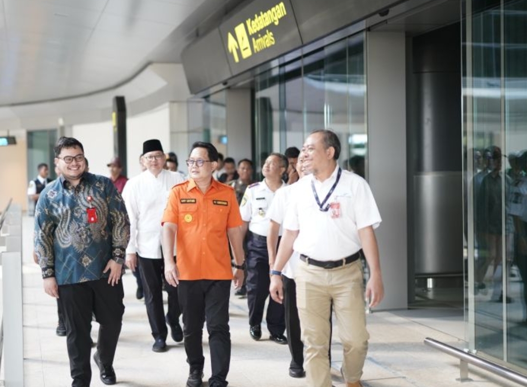 Penjabat Gubernur Jawa Timur Adhy Karyono meninjau Bandara Dhoho didampingi Bupati Kediri Hanindhito Himawan Pramana di Kediri, Jawa Timur. - Image