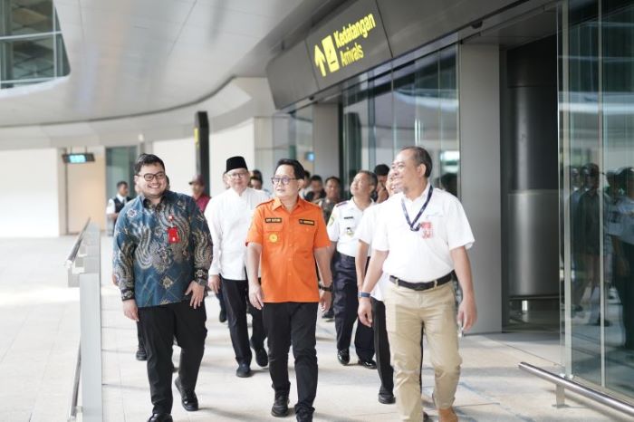 Penjabat Gubernur Jawa Timur Adhy Karyono meninjau Bandara Dhoho didampingi Bupati Kediri Hanindhito Himawan Pramana di Kediri. - Image