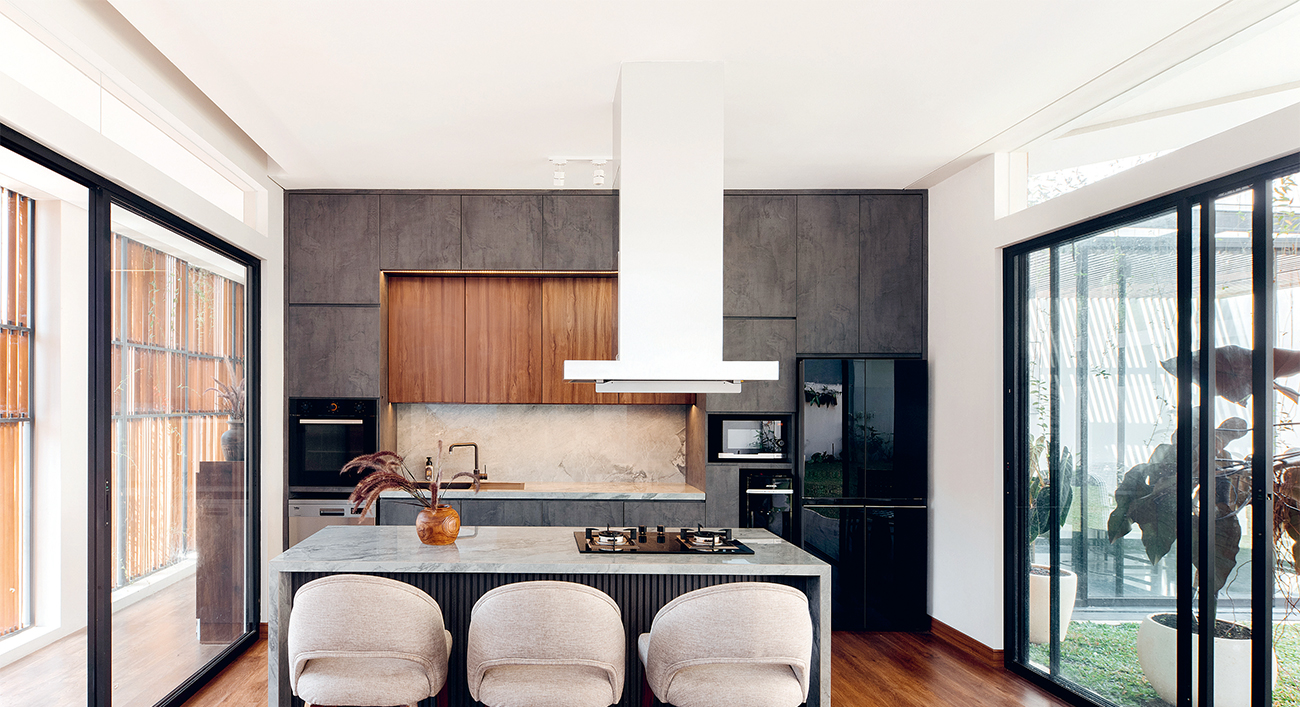 BERLIMPAH CAHAYA: Penggunaan material clear glass mengoptimalkan view dan pencahayaan alami.