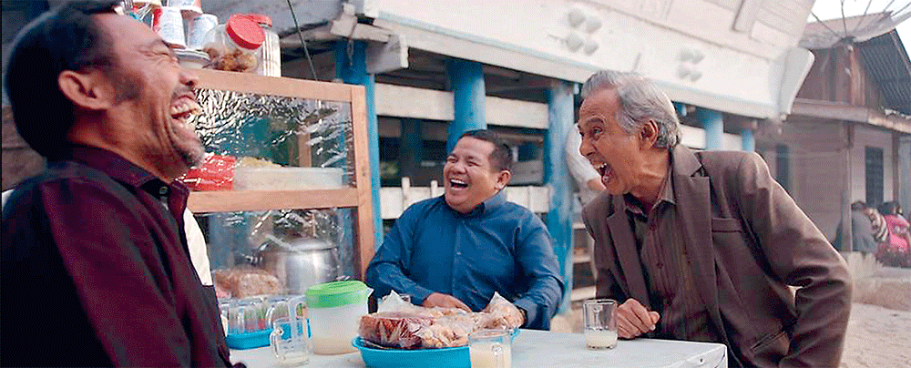 KHAS: Pak Domu diperankan Arswendy Bening (kanan) berkelakar di lapo yang menyajikan tuak. - Image