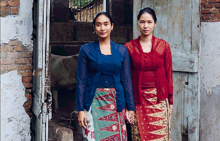 NANA: Happy Salma (kiri) dan Laura Basuki dalam Before, Now, & Then yang diadaptasi dari novel Jais Darga Namaku. - Image