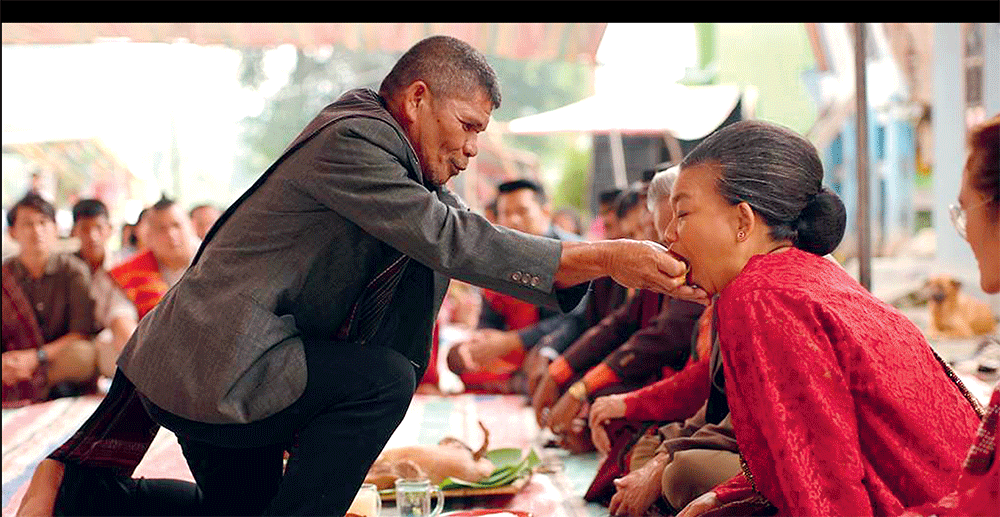 TRADISI: Mak Domu diperankan Tika Panggabean (kanan) menjalani ritual adat Sulang Sulang Pahompu. - Image