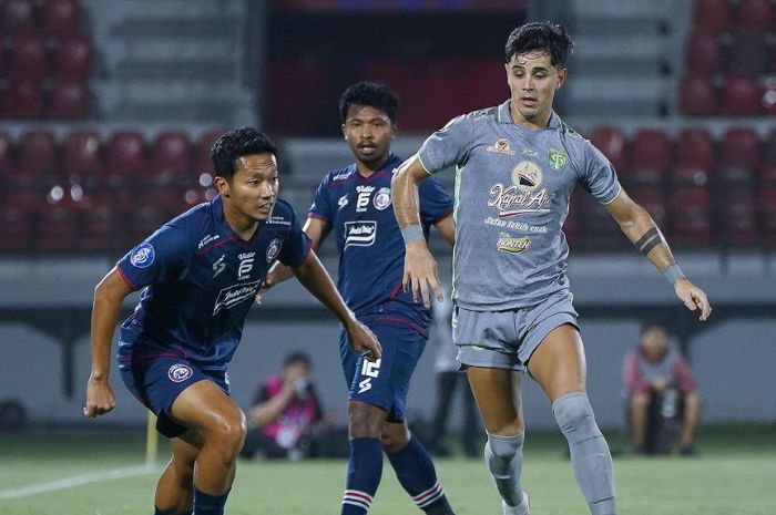 LIGA BERHENTI: Bruno Moreira ketika dihadang oleh pemain dari Arema FC di Derbi Jatim sebelum Liga 1 resmi dihentikan. (Arema FC) - Image
