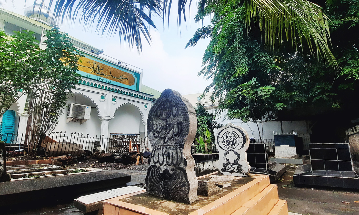 Masjid Jami Al-Islam yang berusia ratusan tahun berada di Petamburan, Tanah Abang, Jakarta Pusat. Ma