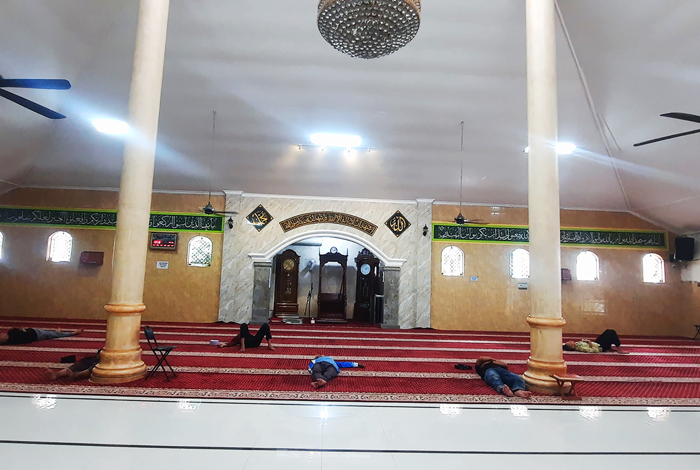 Masjid Jami Al-Islam yang berusia ratusan tahun berada di Petamburan, Tanah Abang, Jakarta Pusat. Ma