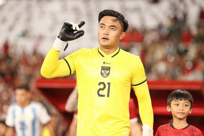 JADI ANDALAN: Walau bermain 14 kali bersama Persebaya musim ini, Ernando Ari telah dipercaya Shin Tae-yong untuk mengisi posisi penjaga gawang di Timnas Indonesia. (Instagram Ernando Ari) - Image