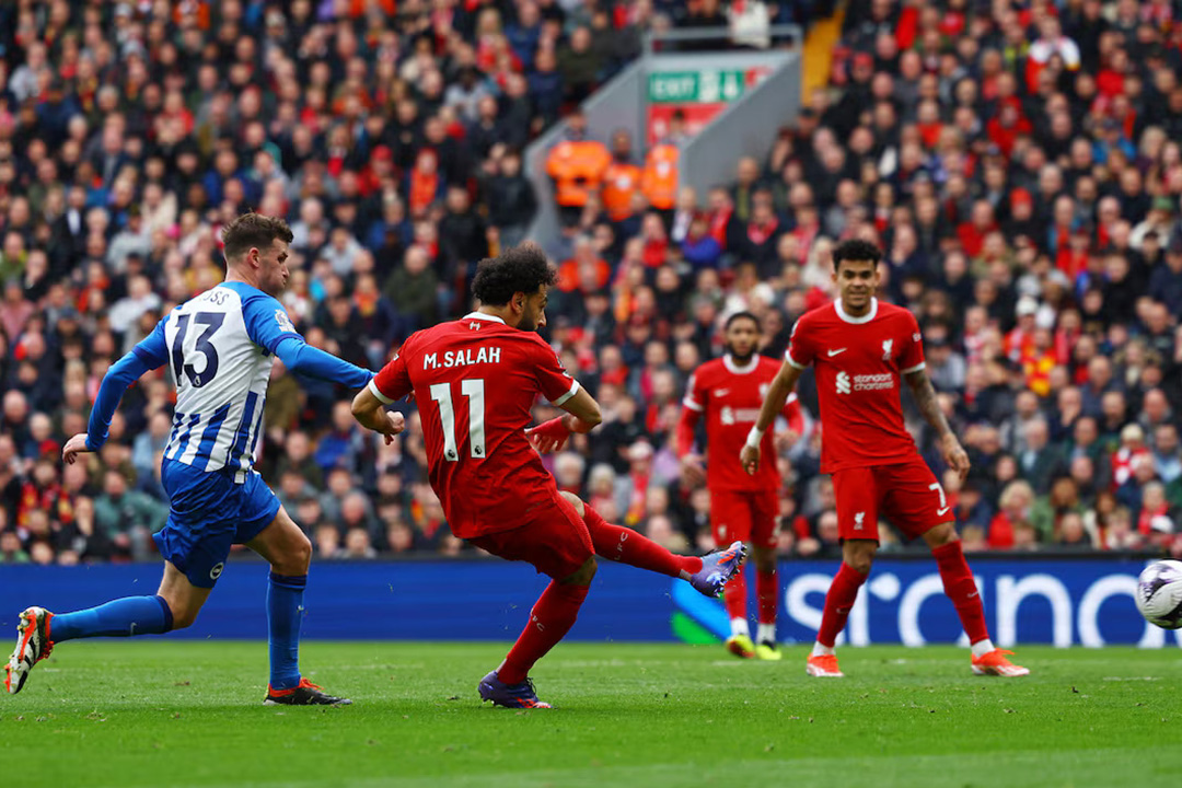 Mohamed Salah sesaat sebelum melepaskan tembakan yang berbuah gol yang menjadi penentu kemenangan Liverpool atas Brighton pada laga Minggu (31/3) di Anfield. (Sumber: REUTERS/Molly Darlington) - Image