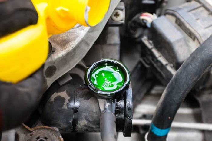 Air radiator mobil wajib diisi coolant. - Image