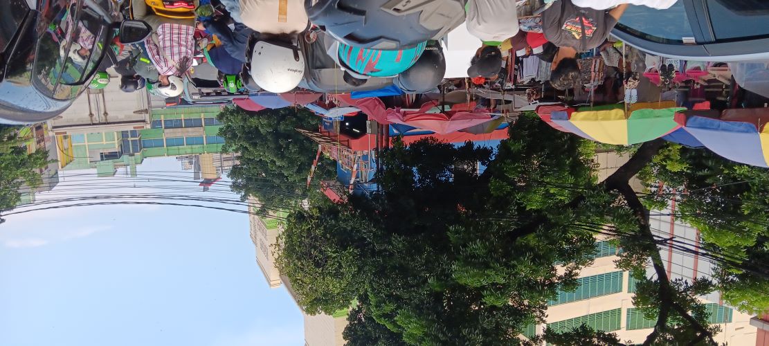 - Ratusan kendaraan mulai dari mobil, motor, hingga truk berjejalan ke arah Pasar Tanah Abang, Jakarta Pusat, Senin (1/4) sore. (Tazkia Royyan/ JawaPos.com) - Image