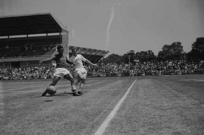 MENELUSURI SEJARAH: Aksi Ramang dan timnas Indonesia melawan Uni Soviet di Olimpiade 1956. (FIFA) - Image