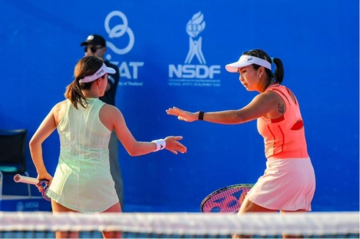 Petenis Indonesia Aldila Sutjiadi (kanan) dan petenis Jepang Miyu Kato. (ANTARA/HO/Tim Aldila Sutjiadi) - Image