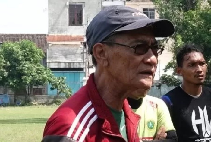 LEGENDA: Freddy Muli jadi legenda sepak bola Indonesia yang pernah menukangi Persebaya Surabaya. (DOK HWFC) - Image
