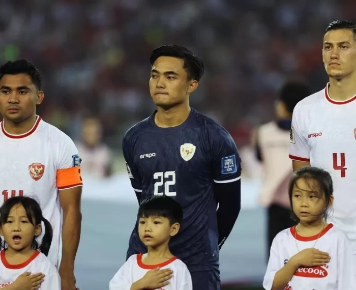 JADI ANDALAN: Kiper Persebaya Surabaya Ernando Ari Sutaryadi saat tampil bersama Timnas Indonesia lawan Vietnam di Hanoi. (PSSI) - Image