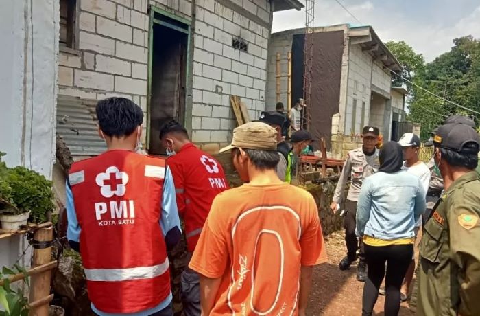Lokasi kejadian jenazah yang dikubur di dalam kamar karena diduga keluarga tidak mempunyai biaya pemakaman. - Image