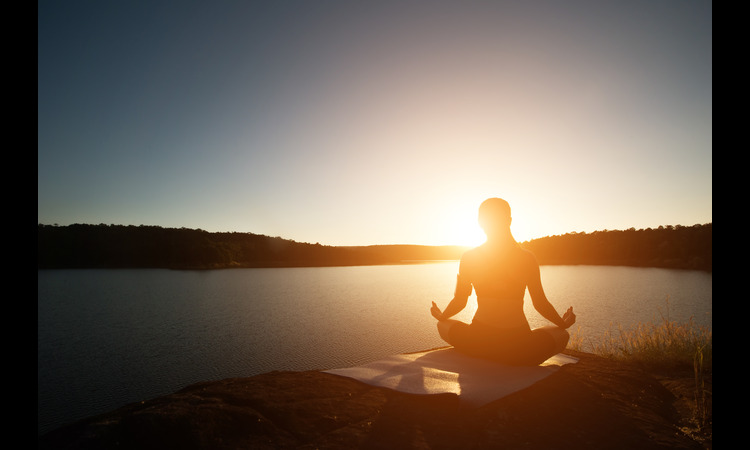 ilustrasi meditasi salah satu langkah metode ayurvedic/freepik - Image