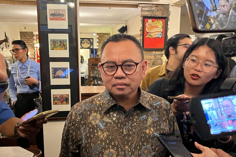 Wakil Kapten Tim Pemenangan Anies-Imin, Sudirman Said saat memberikan keterangan kepada awak media di kawasan Cikini, Jakarta, Selasa (2/4/2024). - Image