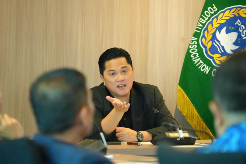 Ketua Umum PSSI Erick Thohir memberikan penjelasan dalam rapat Exco PSSI bersama PT Liga Indonesia Baru (LIB) di Jakarta, Rabu (3/4/2024). (ANTARA/HO-Dok. PSSI) - Image