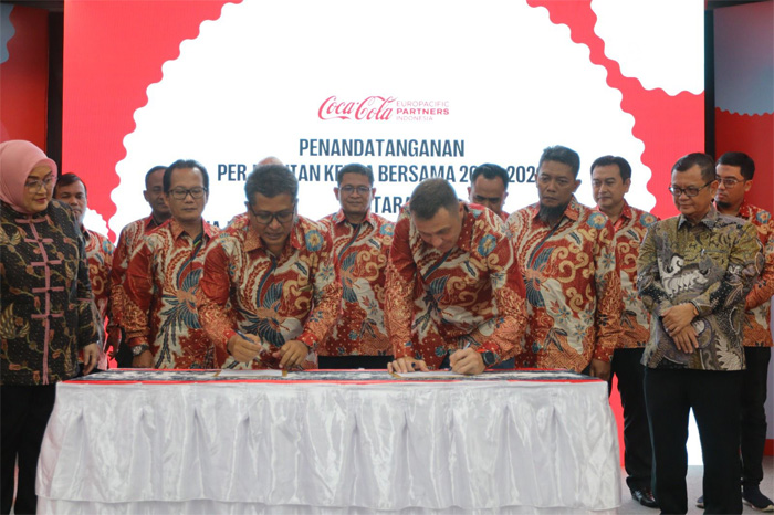 Dirjen Pembinaan Hubungan Industrial dan Jaminan Sosial Tenaga Kerja (PHI JSK) Kemnaker Indah Anggoro Putri menghadiri penandatanganan PKB Coca-Cola Europacific Partners Indonesia (CCEP Indonesia). - Image