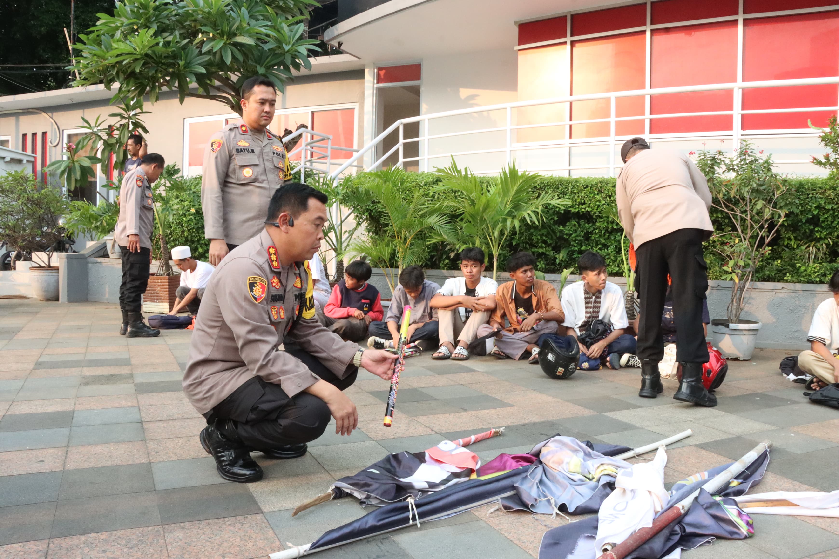Polisi mengamankan senjata tajam dari tangan para pelajar saat diamankan pada Selasa (2/4). - Image