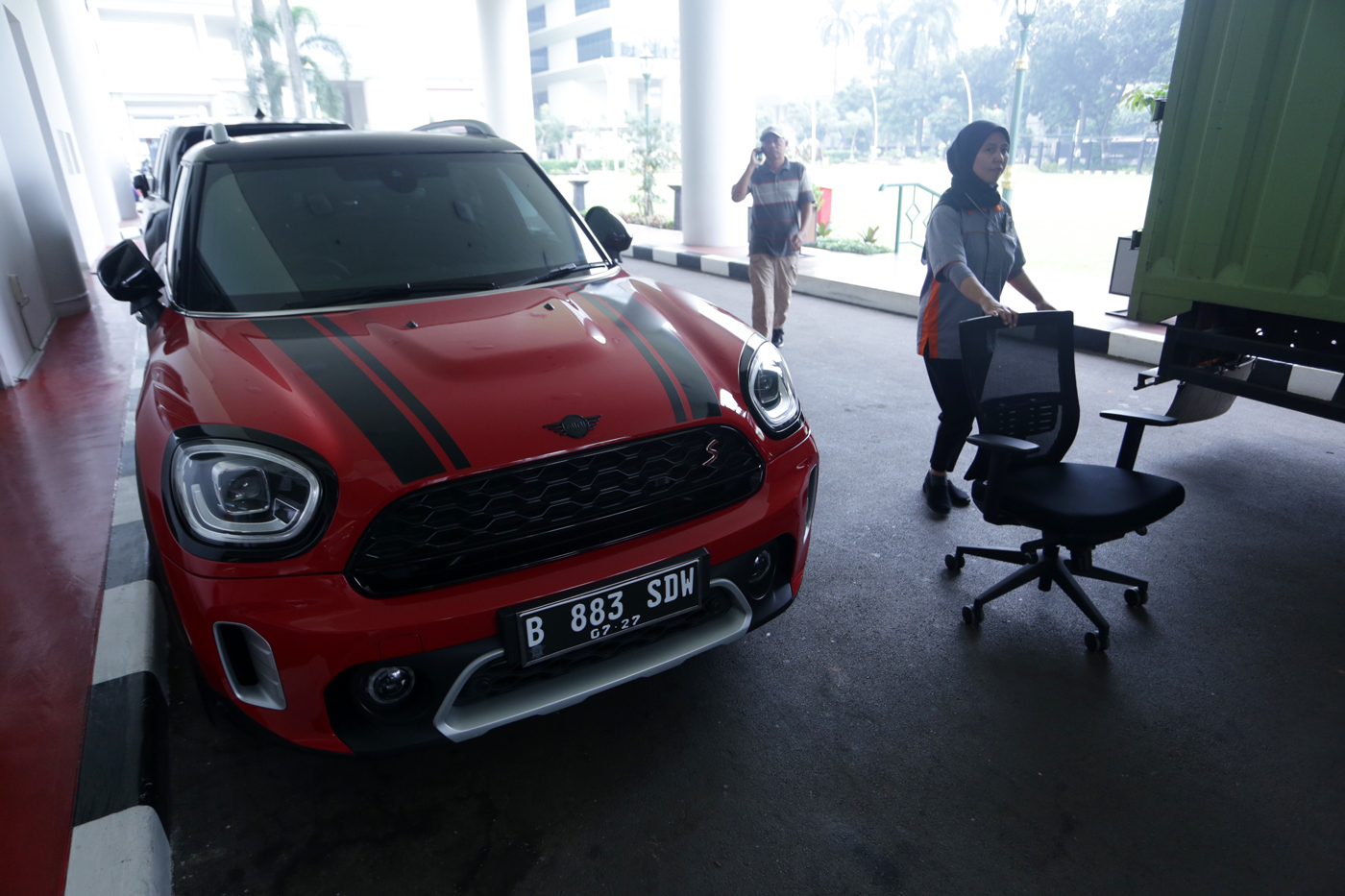 Dua unit kendaraan dari tersangka dugaan korupsi PT Timah Harvey Moeis, yakni mobil Rolls Royce dan Minicoper disita penyidik Jampidsus Kejaksaan Agung. tahun 2015-2022. - Image