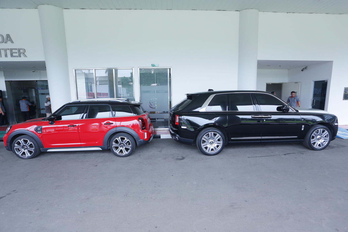 Dua unit kendaraan dari tersangka Harvey Moeis, yakni mobil Rolls Royce dan Minicoper disita penyidik Jampidsus Kejaksaan Agung, Jakarta, Selasa (3/4/2024). Sebelumnya Kejagung menetapkan suami dari Sandra Dewi sebagai tersangka terkait kasus dugaan koru - Image