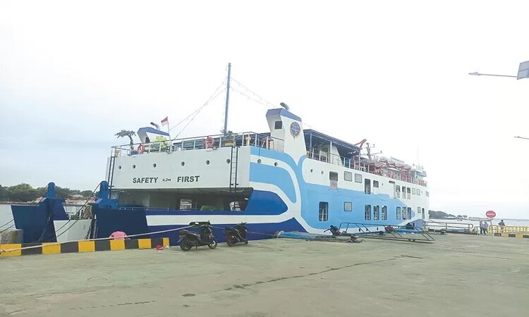Armada penyeberangan KMP Munggiyango Hulalo saat bersandar di Pelabuhan Kalianget setelah menurunkan penumpang pada bulan Maret lalu. /Moh. Iqbal/Radar Madura - Image