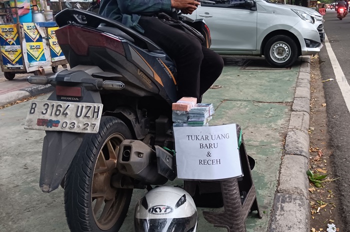 Jasa penukaran uang baru dan receh menjamur di Jakarta jelang hari raya Idul Fitri. - Image